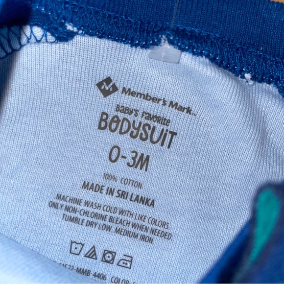⭐️ 0-3 Month Baby Boys Onesie Bundle⭐️ - Picture 4 of 7